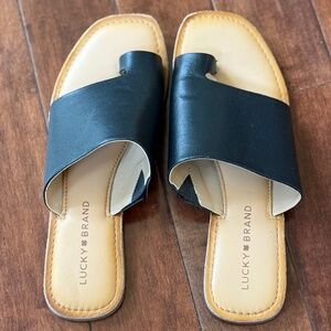 Lucky Brand Black Leather Toe Loop Slip-on Sandals, size 8 (left) / 8.5 (right)